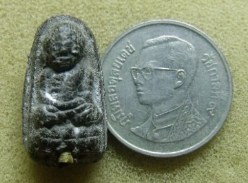 **วัดใจ**หลวงปู่ทวดเนื้อว่านพิมพ์พระรอดจิ๋ว ฝังตะกรุดนารายณ์เเปลงรูป**สวยๆ หายาก เชิญชมครับ2