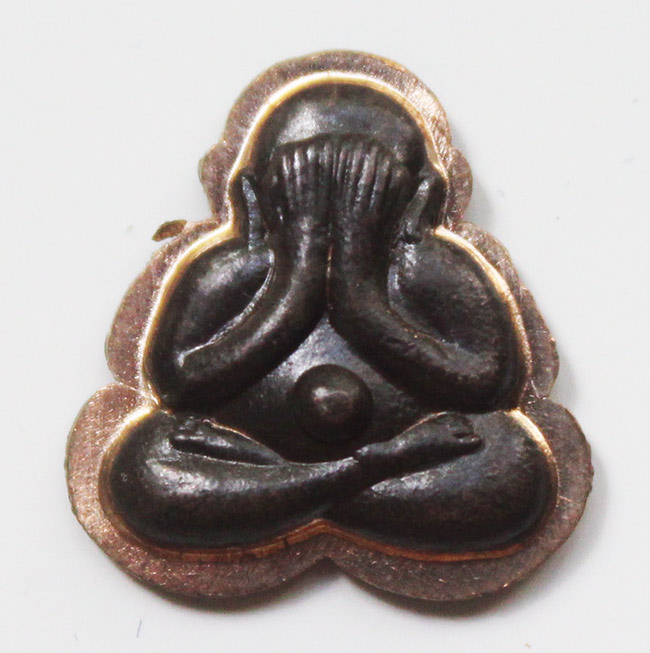 พระปิดตาหลังรูปเหมือน เนื้อนวะโลหะ ไม่ตัดปีก ปี 2549 สร้าง 180  องค์  ประสบการณ์เพียบสำหรับรุ่นนี้ 