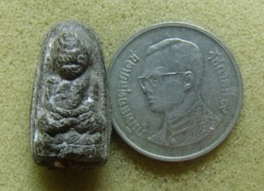 **วัดใจ**หลวงปู่ทวดเนื้อว่านพิมพ์พระรอดจิ๋ว ฝังตะกรุดนารายณ์เเปลงรูป**สวยๆ หายาก เชิญชมครับ