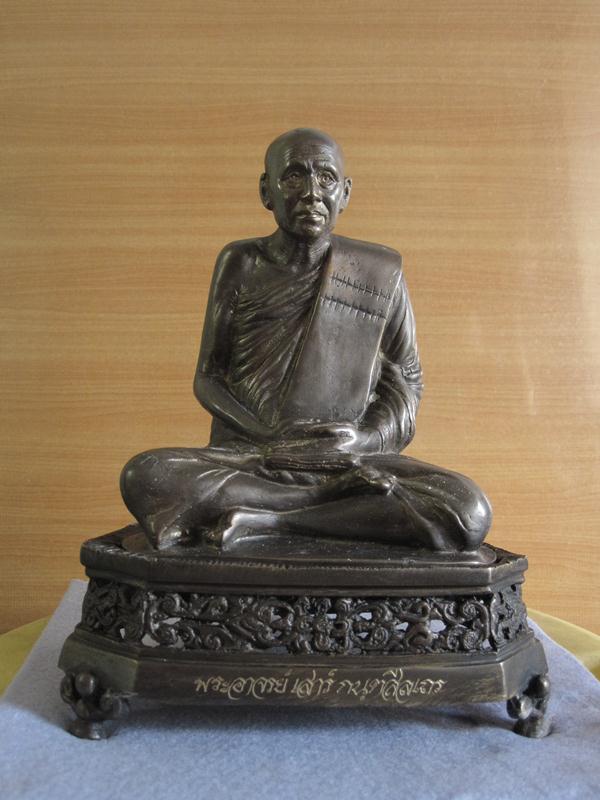 พระบูชา หลวงปู่เสาร์ 5 นิ้ว ณ.วัดเรียบ อุบลราชธานี ฐานถอดได้ ครับ