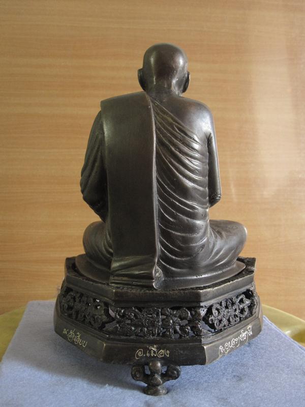 พระบูชา หลวงปู่เสาร์ 5 นิ้ว ณ.วัดเรียบ อุบลราชธานี ฐานถอดได้ ครับ