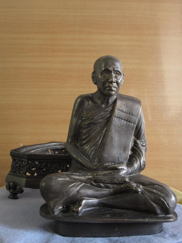 พระบูชา หลวงปู่เสาร์ 5 นิ้ว ณ.วัดเรียบ อุบลราชธานี ฐานถอดได้ ครับ