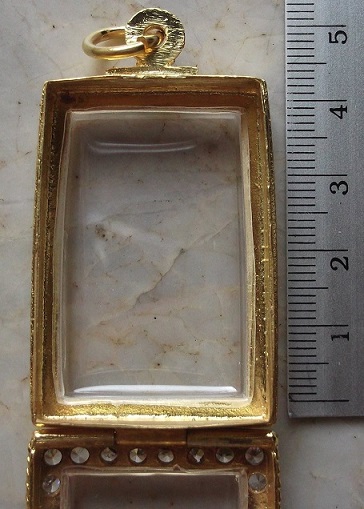 ตลับเงินล้อมเพชร  ชุบทองแท้ ใส่พระสมเด็จ  เคาะเดียว 