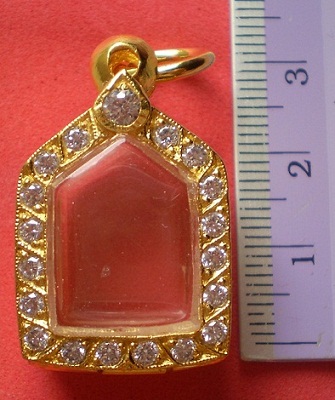 ตลับเงินแกะลาย  ล้อมเพชร ชุบทองแท้ ใส่พระขุนแผนผงพราย  พิมพ์เล็ก  เคาะเดียว 