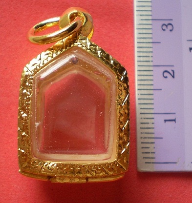 ตลับเงินแกะลาย  ล้อมเพชร ชุบทองแท้ ใส่พระขุนแผนผงพราย  พิมพ์เล็ก  เคาะเดียว 