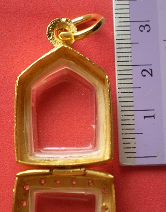 ตลับเงินแกะลาย  ล้อมเพชร ชุบทองแท้ ใส่พระขุนแผนผงพราย  พิมพ์เล็ก  เคาะเดียว 