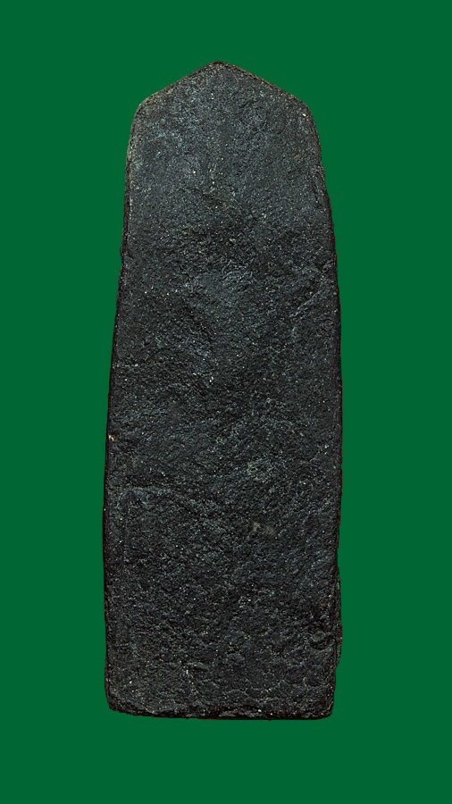 พระลีลาสรรค์หลวงพ่อกวย เนื้อผงน้ำมันดำ