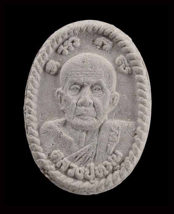 เคาะเดีบว พระผงยันต์ดวงเศรษฐี หลวงปู่หมุน ปี43 เนื้อโซนเทา สภาพสวย จมูกโด่ง คม พร้อมบัตร