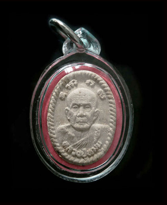 เคาะเดีบว พระผงยันต์ดวงเศรษฐี หลวงปู่หมุน ปี43 เนื้อโซนเทา สภาพสวย จมูกโด่ง คม พร้อมบัตร