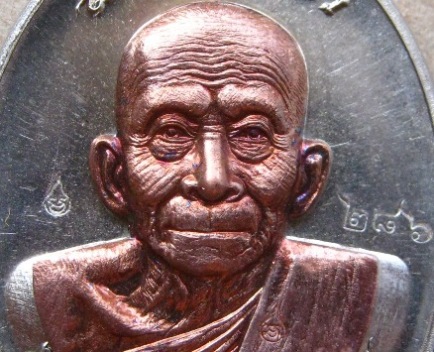 เหรียญสมปรารถนา ท่านเจ้าคุณเสงี่ยม วัดสุวรรณเจดีย์ จ อยุธยา ปี2556เนื้ออัลปาก้าหน้ากากทองแดง หมายเลข