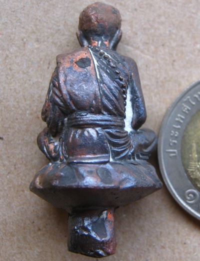 รูปหล่อเบ้าทุบ"บารมี"นวะโลหะเเบบไม่ตัดช่อ หลวงปู่หมุน รุ่นขอพึ่งบารมี สร้าง999องค์ หมายเลข182พร้อมกล