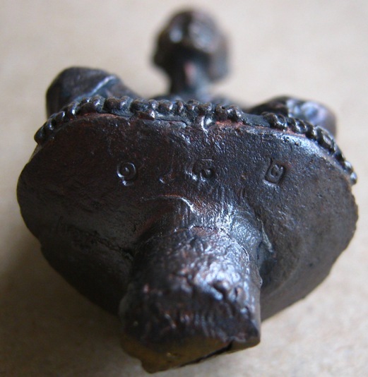 รูปหล่อเบ้าทุบ"บารมี"นวะโลหะเเบบไม่ตัดช่อ หลวงปู่หมุน รุ่นขอพึ่งบารมี สร้าง999องค์ หมายเลข182พร้อมกล