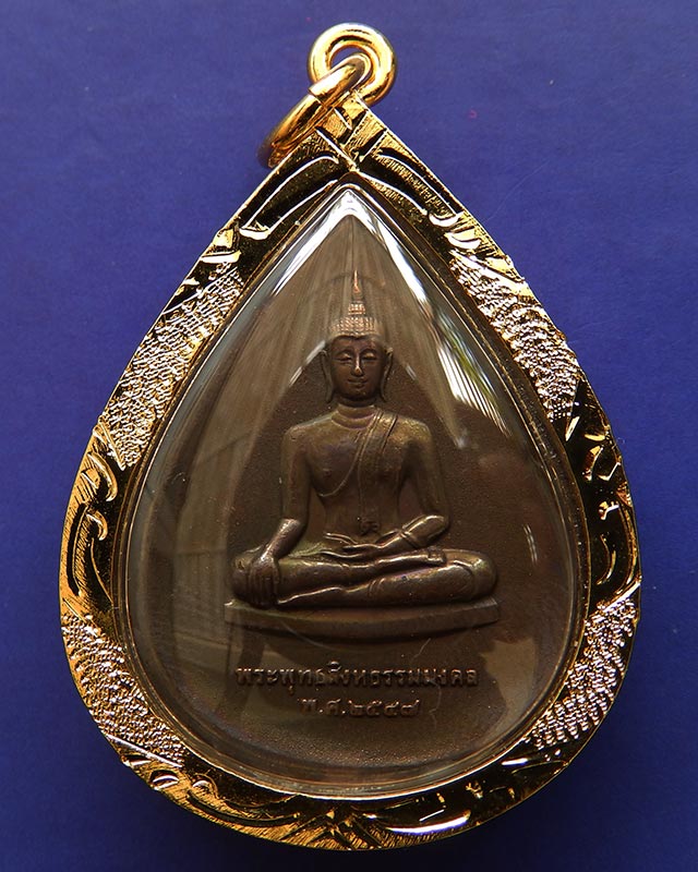 4.พระพุทธสิงหธรรมมงคล หลังภปร. เนื้อนวโลหะ เลี่ยมกรอบทองนพเก้า พิธีใหญ่ วัดบวรฯ-วัดพระแก้ว พ.ศ. 2547