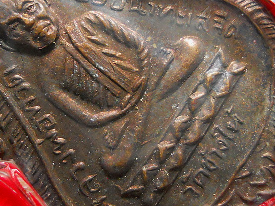 เหรียญ ลป.ทวด รุ่นใต้ร่มเย็น บล็อกวัดพิมพ์ (( แข้งขีด )) นิยม เนื้อทองแดงรมดำ ปี 26 อ.นองปลุกเสก