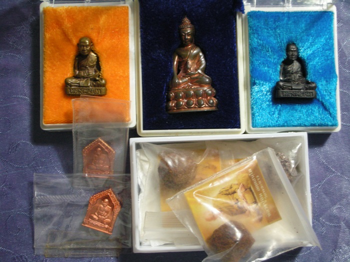 ขายเหมาหลวงปู่ทิมวัดพระขาวยกชุด 26ชิ้นราคาเบาๆเคาะเดีวยแดงครับ