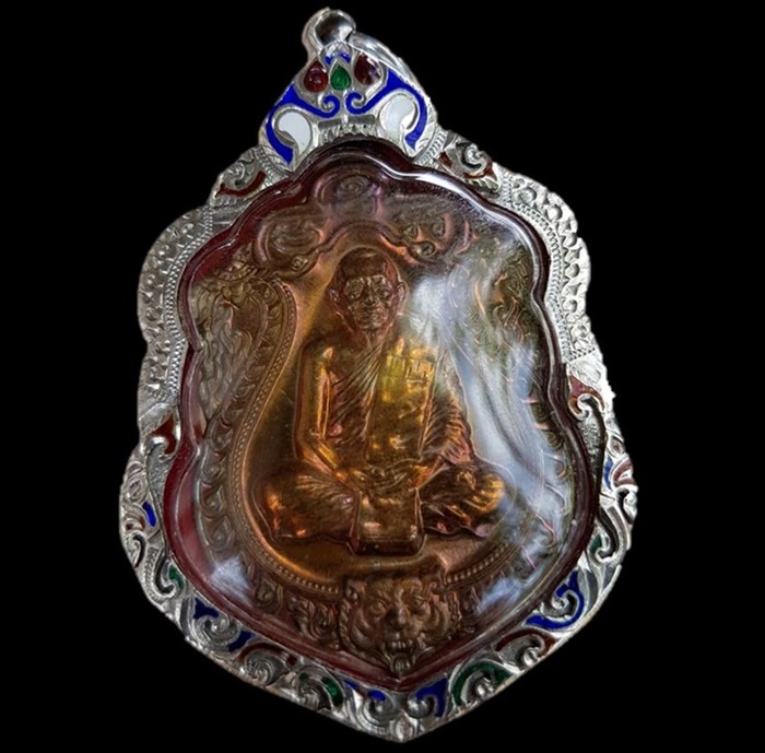 เหรียญ 6 รอบเนื้อชนวนหูตันสวยๆเบอร์ 6035 เลี่ยมเงินยกซุ้มลงยาพร้อมใช้ พระแท้เก้คืนเต็ม