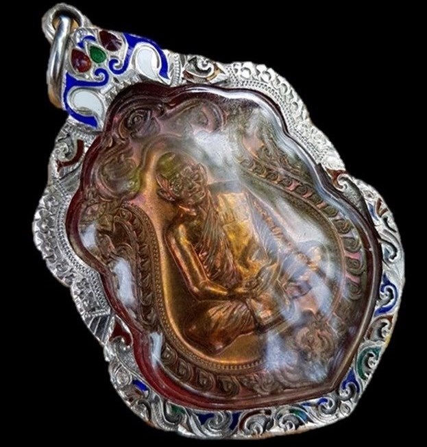 เหรียญ 6 รอบเนื้อชนวนหูตันสวยๆเบอร์ 6035 เลี่ยมเงินยกซุ้มลงยาพร้อมใช้ พระแท้เก้คืนเต็ม