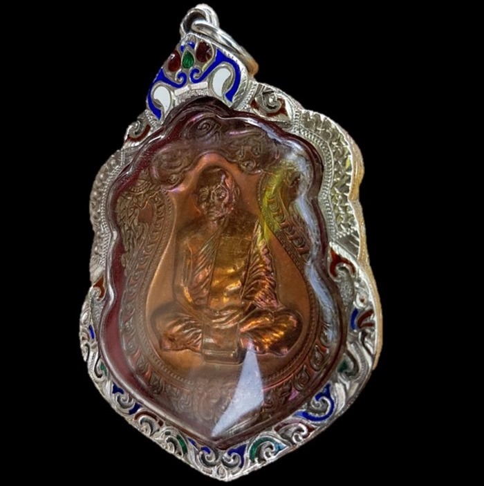 เหรียญ 6 รอบเนื้อชนวนหูตันสวยๆเบอร์ 6035 เลี่ยมเงินยกซุ้มลงยาพร้อมใช้ พระแท้เก้คืนเต็ม