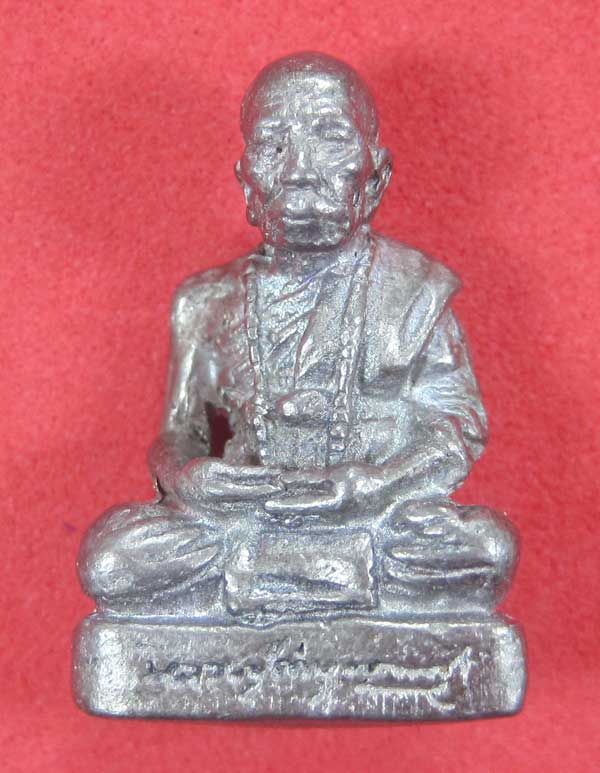 รูปหล่อตะกั่ว คบ หลวงปู่คำบุ คุตฺตจิตฺโต วัดกุดชมภู จ.อุบลราชธานี ฐานภูเขาหล่อโบราณพิมพ์เล็ก