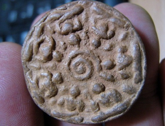 พระงบน้ำอ้อย เนื้อดิน พิมพ์อุกลาง กรุหนองแซง จ.สระบุรี สภาพพอสวย