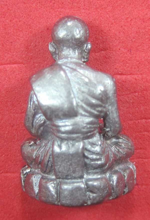 รูปหล่อตะกั่ว คบ หลวงปู่คำบุ คุตฺตจิตฺโต วัดกุดชมภู จ.อุบลราชธานี ฐานภูเขาหล่อโบราณพิมพ์เล็ก