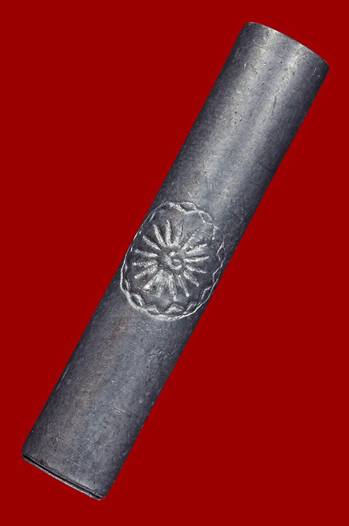 ตะกรุดหลวงปู่โต๊ะตอกโค๊ด ต ในรัศมี 16 แฉก เนื้อตะกั่ว ยาวประมาณ 1.5 นิ้ว โค๊ดชัดสวนเดิม