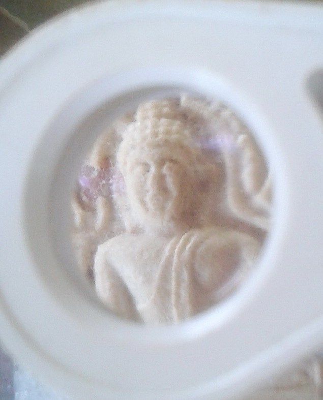 พระคำข้าวรุ่น 1 พิมพ์แขนจุดบัวจุด มีเกศาที่ขอบข้าง 1 เส้นยาวๆ 