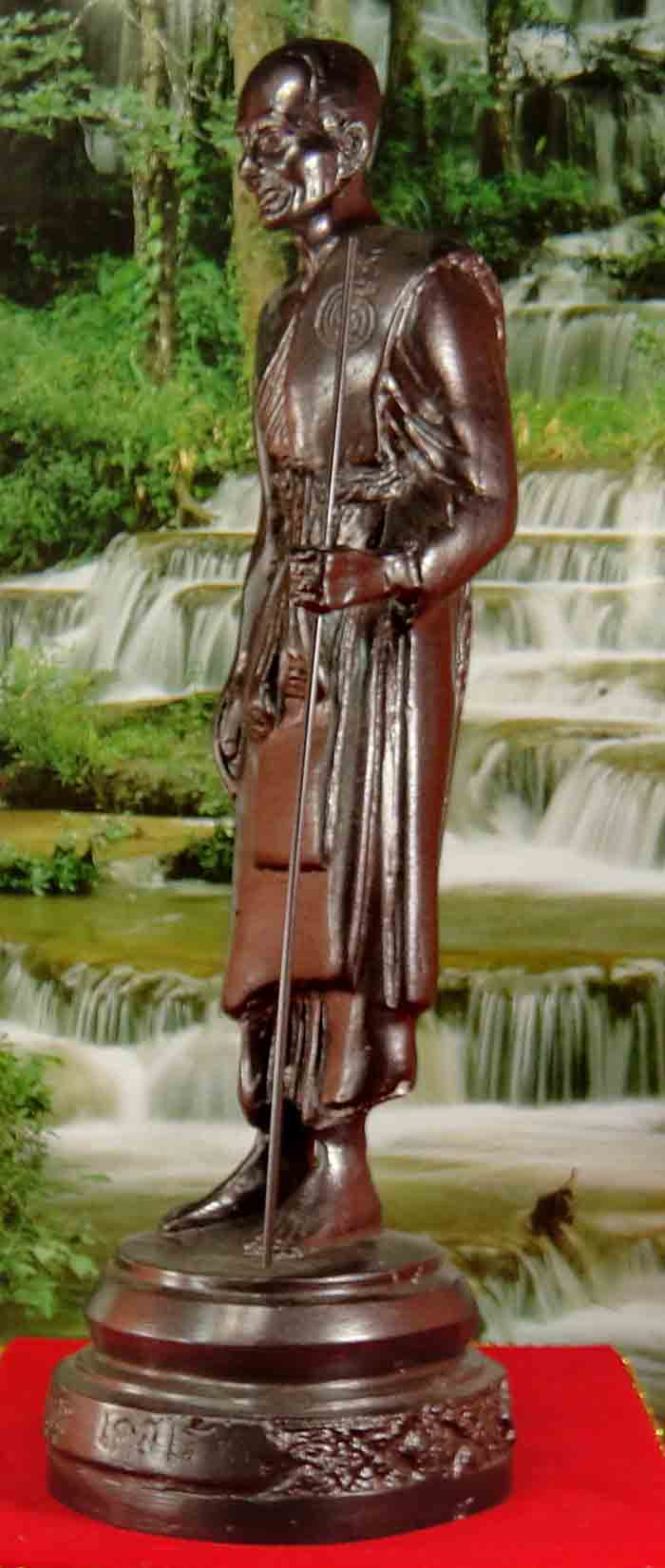 รูปหล่อบูชาหลวงปู่ศุข วัดปากคลองมะขามเฒ่า อ.วัดสิงห์ จ.ชัยนาท พิมพ์ยืนถือไม้เท้า ฐานกลม เส้นผ่าศูนย์