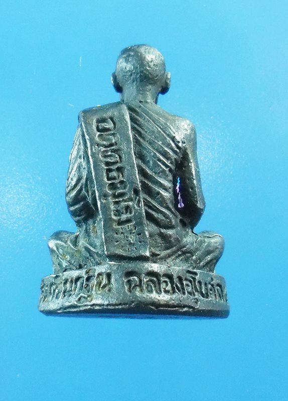 รูปหล่อหลวงพ่อเพี้ยนฉลองอุโบสถปี49เคาะเดียวครับ