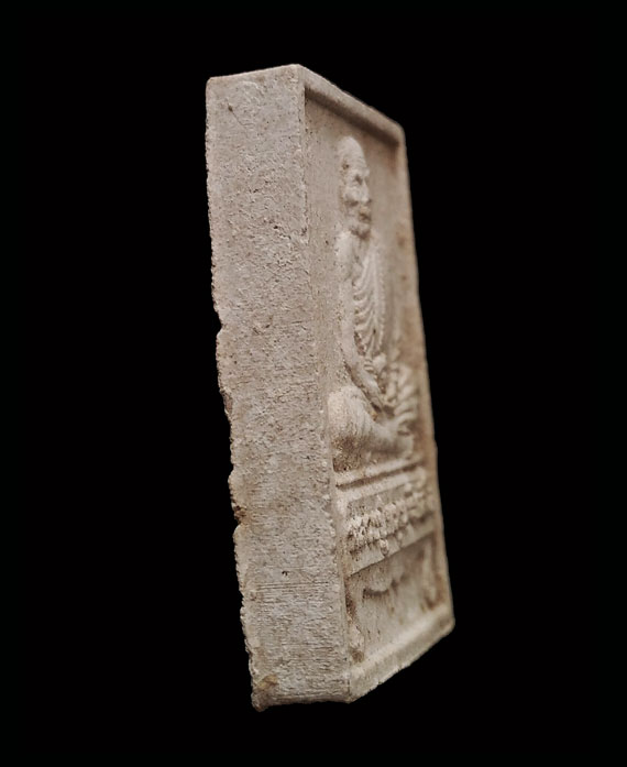 พระผงรูปเหมือนนั่งตั่ง หลวงปู่หมุน ปี๔๒ เนื้อแน่นๆ สวย คมชัด จมูกโด่ง ประคำเด่งมวลสารติดเยอะ