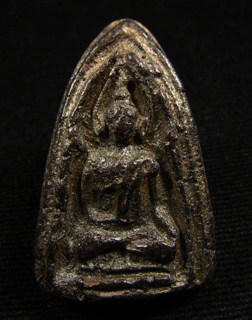 พระเนื้อผงลงรัก เนื้อหามวลสารดี สวยไม่ทราบที่ครับ