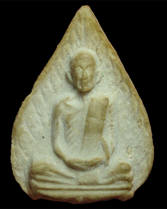 พระผงรูปเหมือนใบโพธิ์ เสาร์ ๕ เนื้อเกสร ยันต์ตรี หลวงปู่โต๊ะ วัดประดู่ฉิมพลี 2523