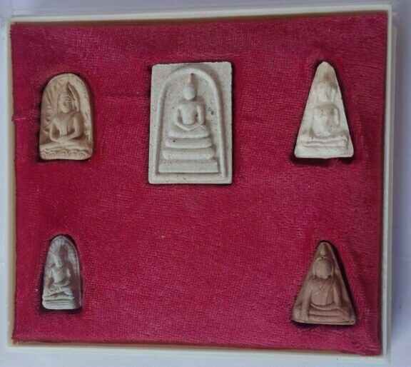 พระชุดเบญจภาคีหลวงพ่อเกษม เขมโก รุ่นเบญจบารมี ปี 36