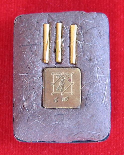 ล็อกเก็ตมหาเมตตา รุ่นเพชรยอดขุนพล หลวงพ่ออุ้น วัดตาลกง ปี44 ตะกรุดทอง 3ดอก หมายเลข ...เคาะเดียวแดง..