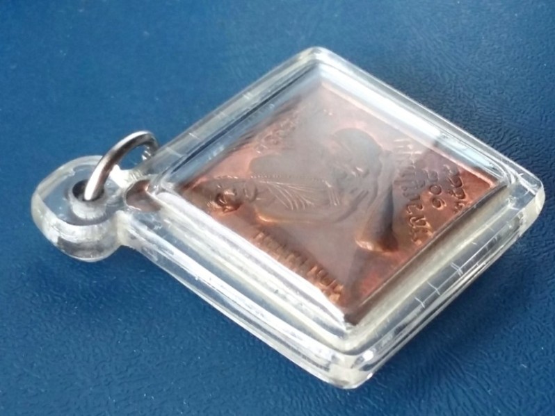 เหรียญหลวงปู่หมุน วัดบ้านจาน รุ่นจักรพรรดิตราธิราช เนื้อทองแดง ปี 2545 เลี่ยมพร้อมใช้ครับผม