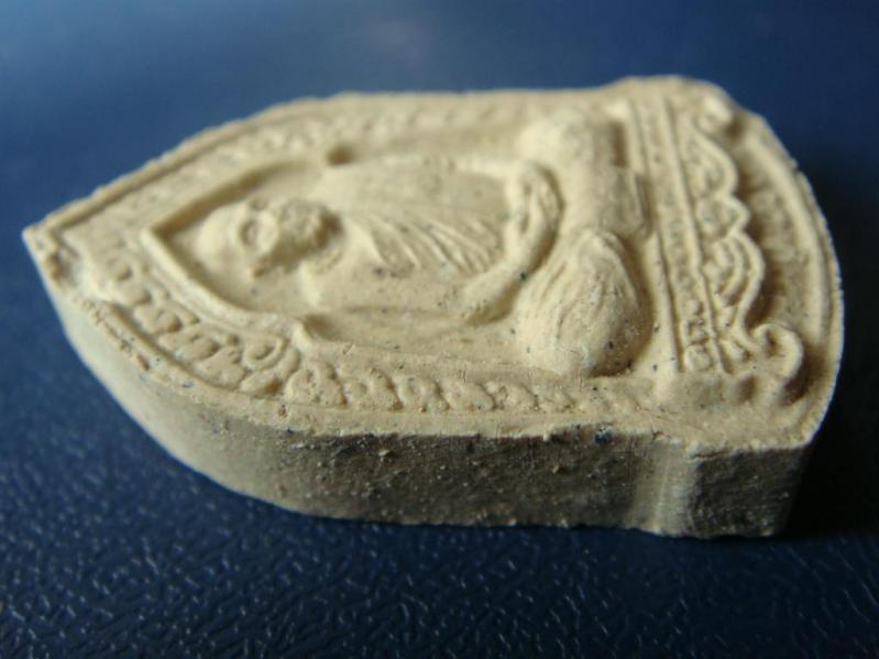 พระผงรูปเหมือน เนื้อผงเกสร หลวงปู่แผ้ว ปวโร ออกวัดทุ่งกระพังโหม งานผูกพัทธสีมา ปี 2548