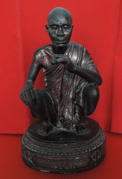 พระบูชาหลวงพ่อคูณ ปี 37 รุ่น คูณ ทอง อินทร์ สวยเดิมๆ หายากครับ