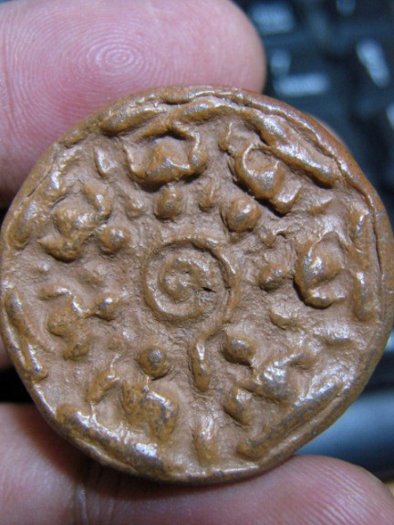 พระงบน้ำอ้อย เนื้อดิน พิมพ์อุกลาง กรุหนองแซง จ.สระบุรี สภาพพอสวย สามารถนำส่งประกวดได้ 