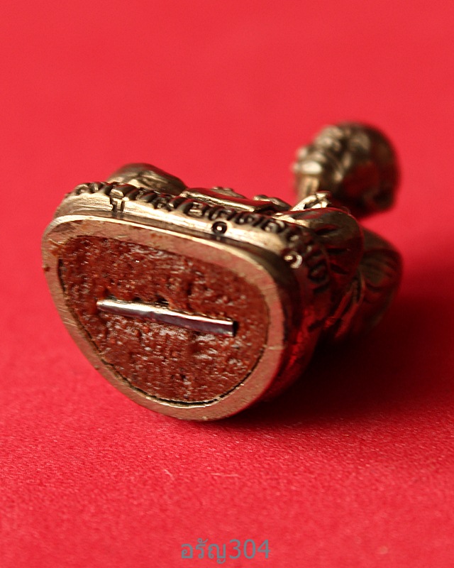 รูปหล่อ หลวงปู่ทิม วัดพระขาว เนื้ออัลปาก้า ฐานฝังตะกรุดเงิน ปี 2545