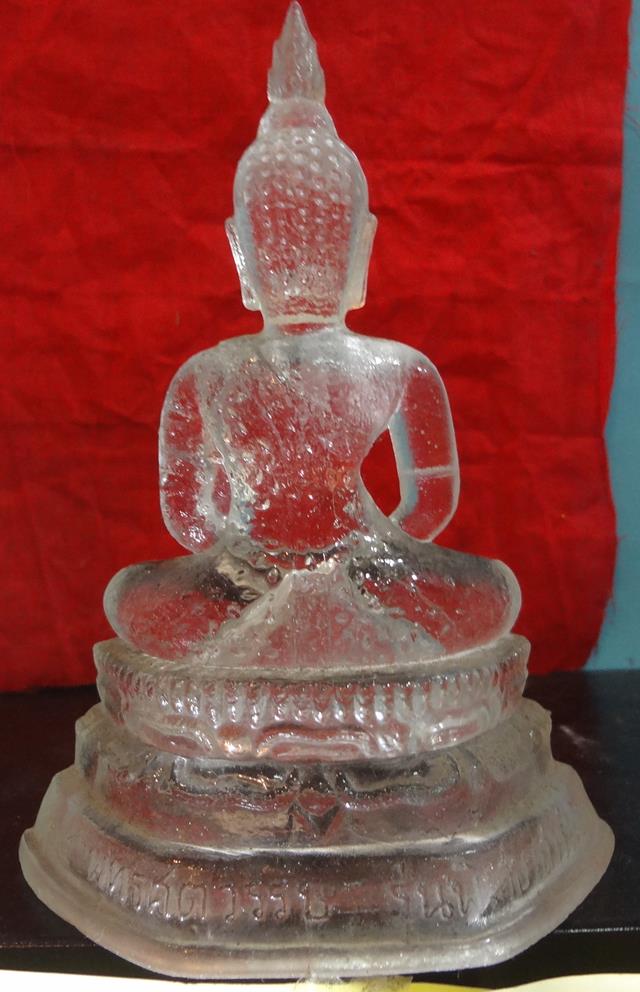  พระแก้วมรกต พิธี25ศตวรรษ เนื้อแก้วสีขาว หน้าตักกว้าง 3 นิ้ว สูง 6 นิ้ว