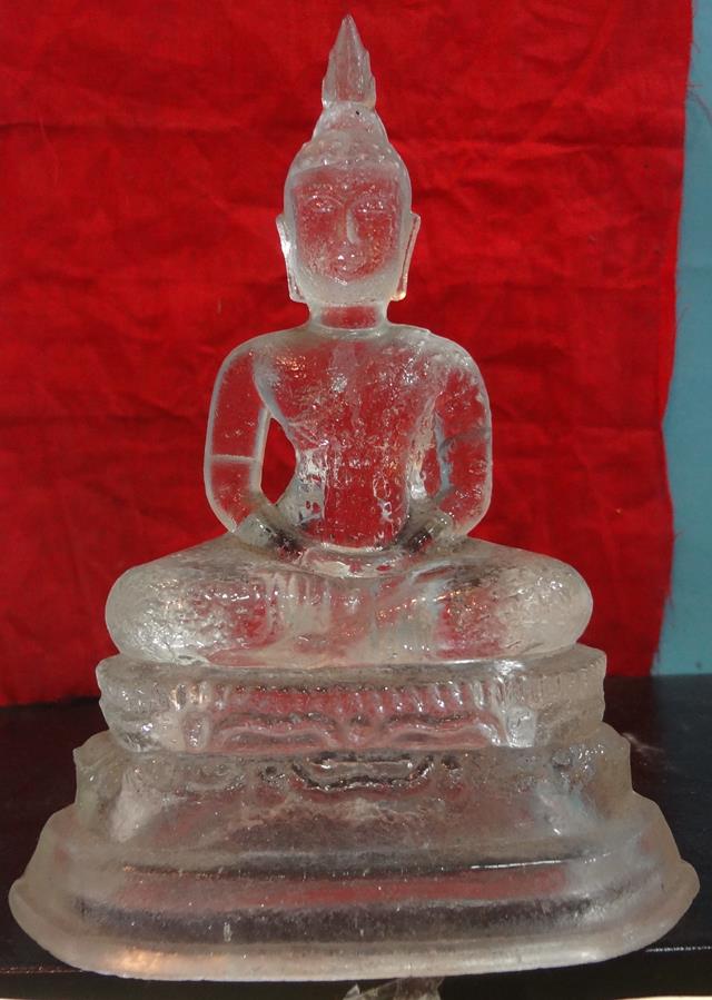  พระแก้วมรกต พิธี25ศตวรรษ เนื้อแก้วสีขาว หน้าตักกว้าง 3 นิ้ว สูง 6 นิ้ว