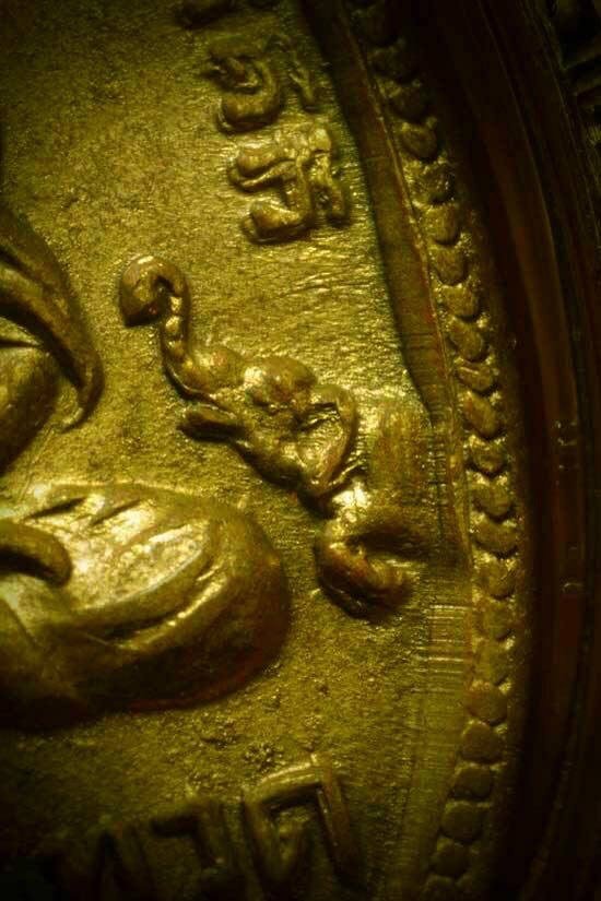 หลวงปู่ทวด วัดช้างไห้ เหรียญรุ่น 4 (พิมพ์ช้างปล้อง) กะไหล่ทองแจกกรรมการ สภาพสวยมาก สวยวิ้วงๆครับท่าน