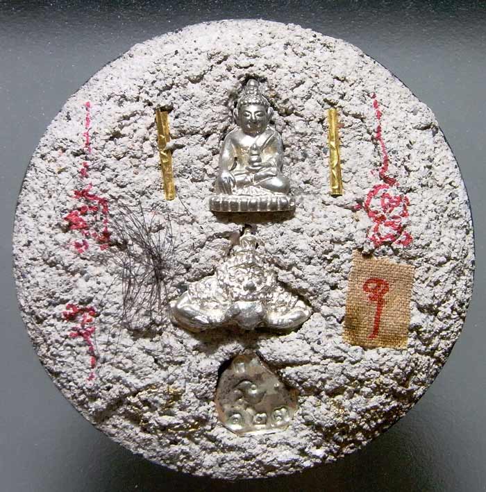 ล็อกเก็ตฉากทอง หลวงพ่อตัด วัดชายนา รุ่นบารมีพุทธคุณ ฝัง พระราหู พระชัยวัฒน์ ตะกรุดทองคำ จีวร เกศา