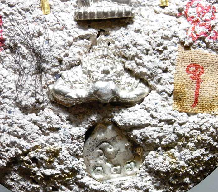 ล็อกเก็ตฉากทอง หลวงพ่อตัด วัดชายนา รุ่นบารมีพุทธคุณ ฝัง พระราหู พระชัยวัฒน์ ตะกรุดทองคำ จีวร เกศา