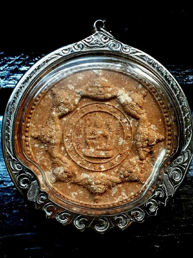 พระผงดวงตราสุริยัน-จันทรา รุ่น สิริมงคล ขนาด 5.5 ซม. พิมพ์ใหญ่ เนื้อไม้มงคล ชุดกรรมการ