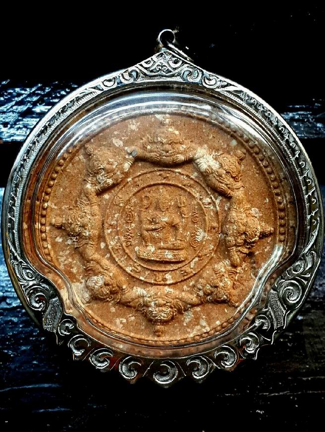 พระผงดวงตราสุริยัน-จันทรา รุ่น สิริมงคล ขนาด 5.5 ซม. พิมพ์ใหญ่ เนื้อไม้มงคล ชุดกรรมการ