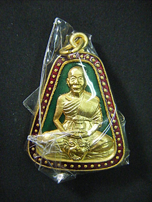 หลวงพ่อเพี้ยน วัดเกริ่นกฐิน เหรียญจอบเนื้อไมครอนทองลงยาสีเขียวปี๕๑ ออกวัดท่าโขลงสวยเดิมเคาะเดียว