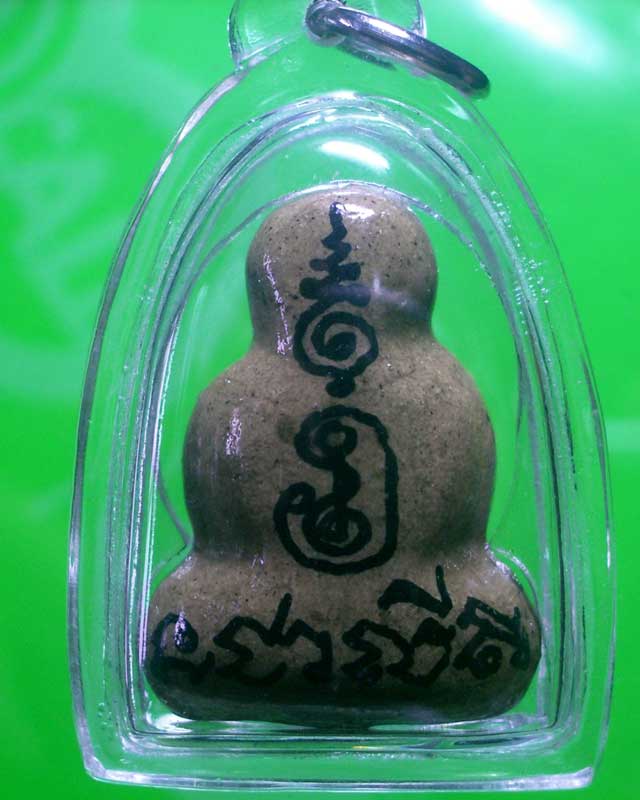  พระปิดตา นะพญามี เงินไหลมาเคลือบแล๊คฝังตะกรุด หลวงปู่หมุน ฐิตสีโล ลงหมึกจารเต็มองค์ ครับ