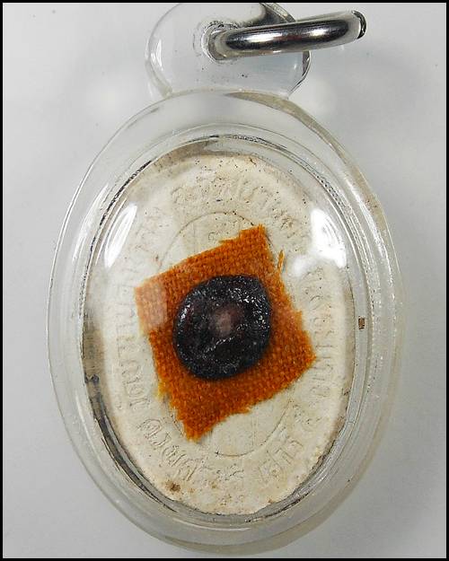 พระผงดวงเศรษฐี หลวงปู่หมุน วัดบ้านจาน ด้านหลังปิดจีวร ชันโรงหลวงปู่ 