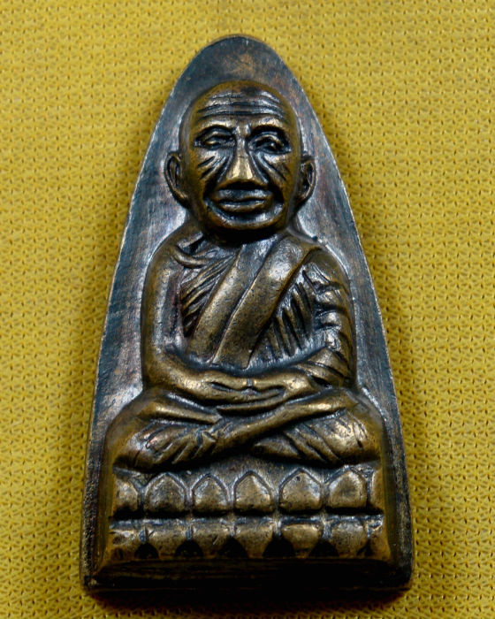 หลวงปู่ทวด วัดช้างให้ หลังหนังสือพิมพ์ใหญ่ ปี 05 บล็อคเสาอากาศ ไหล่จุด 